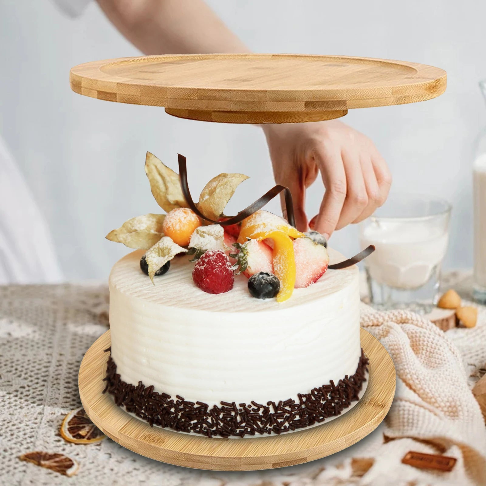 Plateau en bois dans une décoration de table élégante