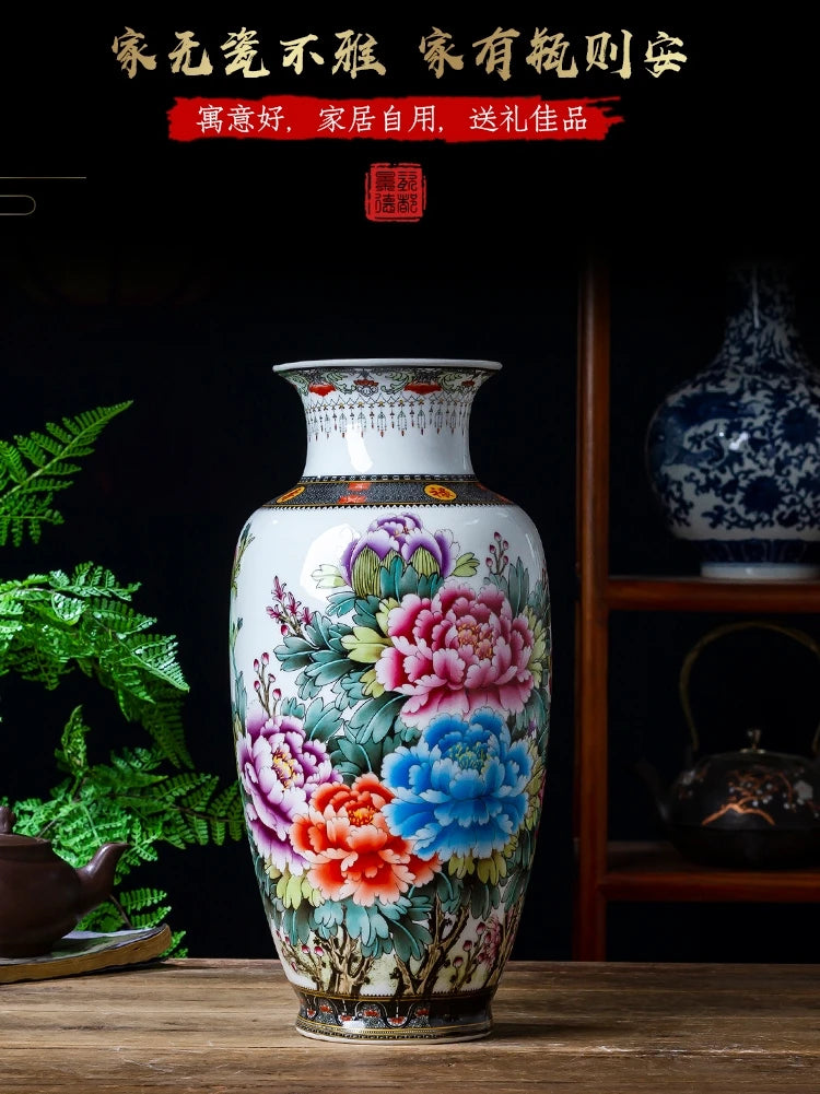 Superbe vase en porcelaine décorée de fleurs colorées et luxuriantes sur un fond blanc, créant une scène élégante et traditionnelle dans un intérieur.