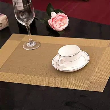 tapis table gris marron rayures moderne fourchettes couteaux assiettes tasses vin fleurs