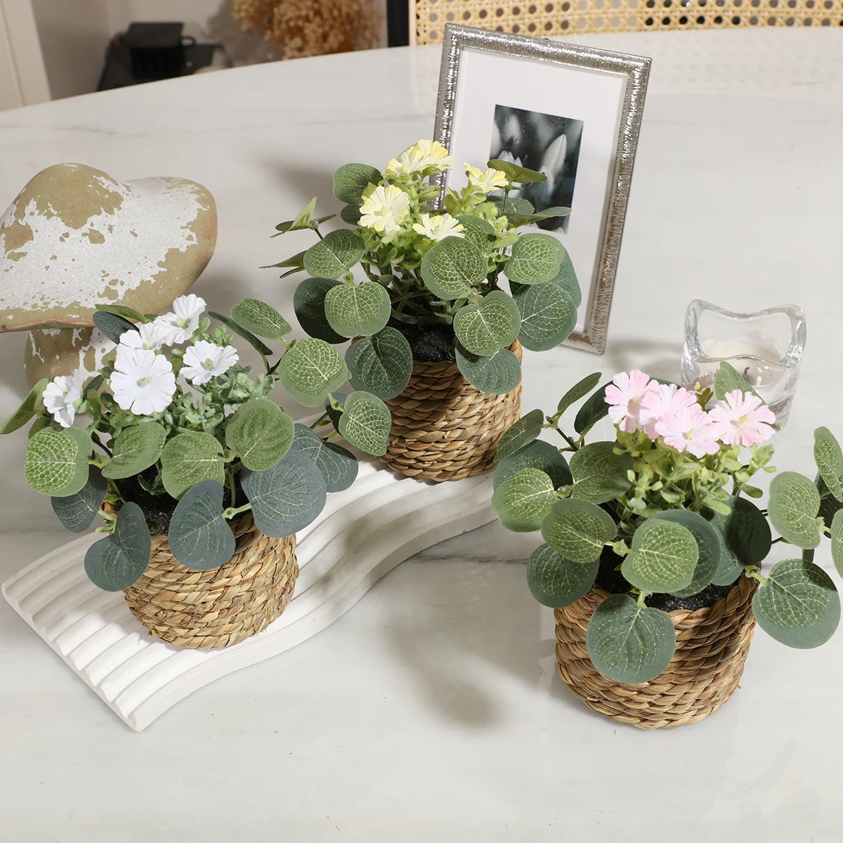 plantes artificielles vertes pot tressé feuilles texturées décoration intérieure rustique blanc marron chambre
