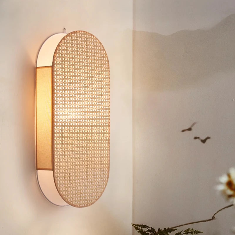 Détail de l'applique murale en rotin naturel, design artisanal pour chambre
