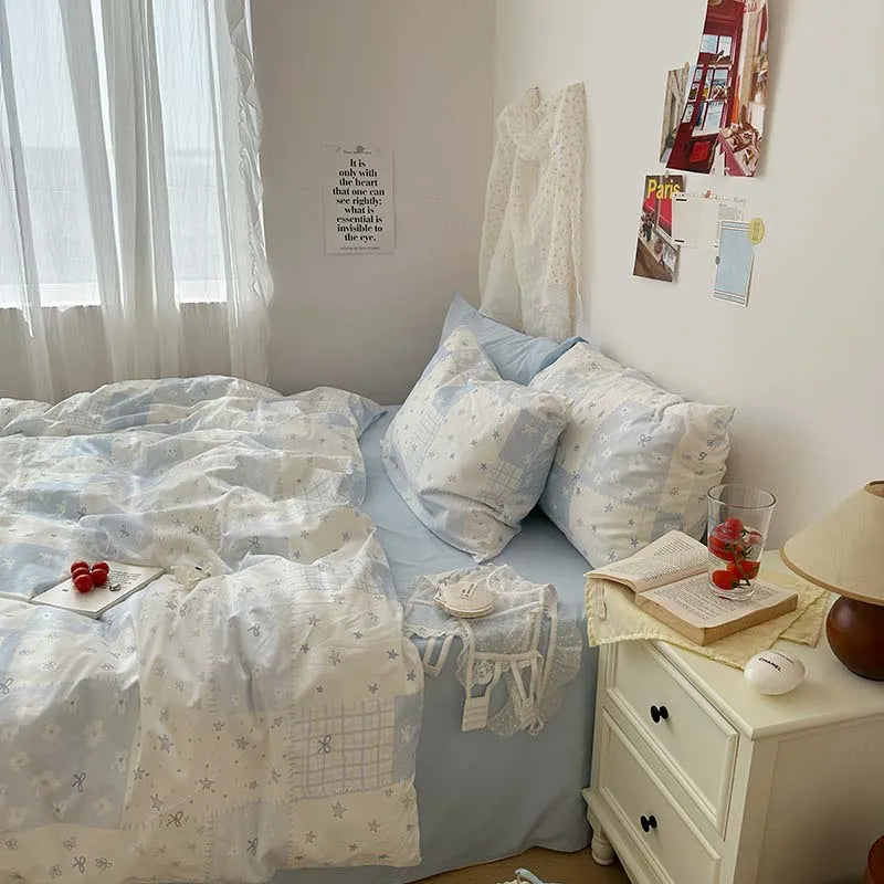 ensemble literie moderne patchwork bleu clair drap plat taies oreillers coussin decoratif