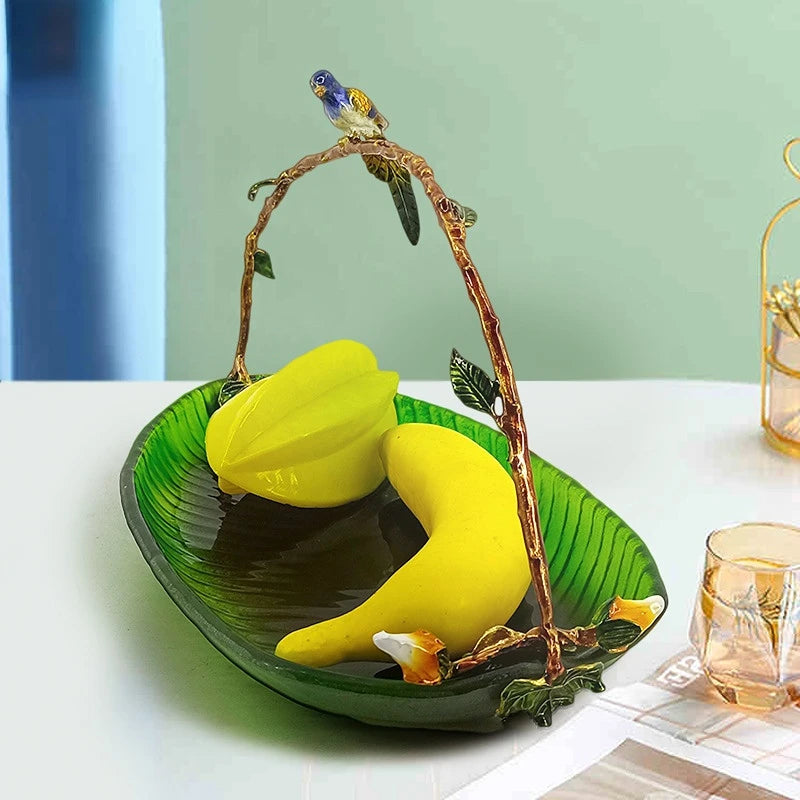 Plateau décoratif en verre gris présentant des fruits frais