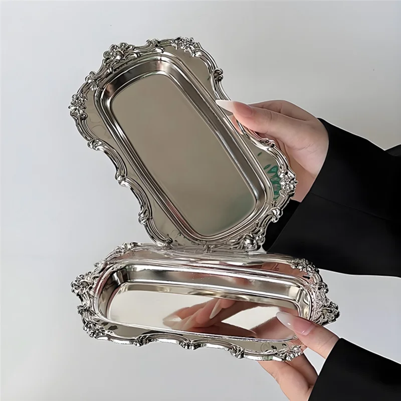 plateau ovale argenté ornements floraux complexes classique décoration intérieure servir desserts ranger bijoux aspect