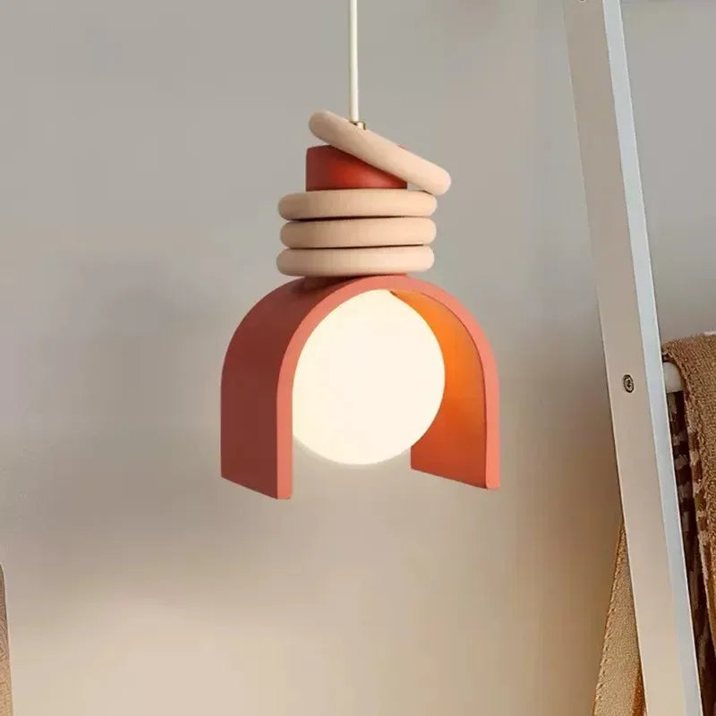 lampe suspendue moderne scandinave rouge beige blanc formes géométriques interrupteur bouton