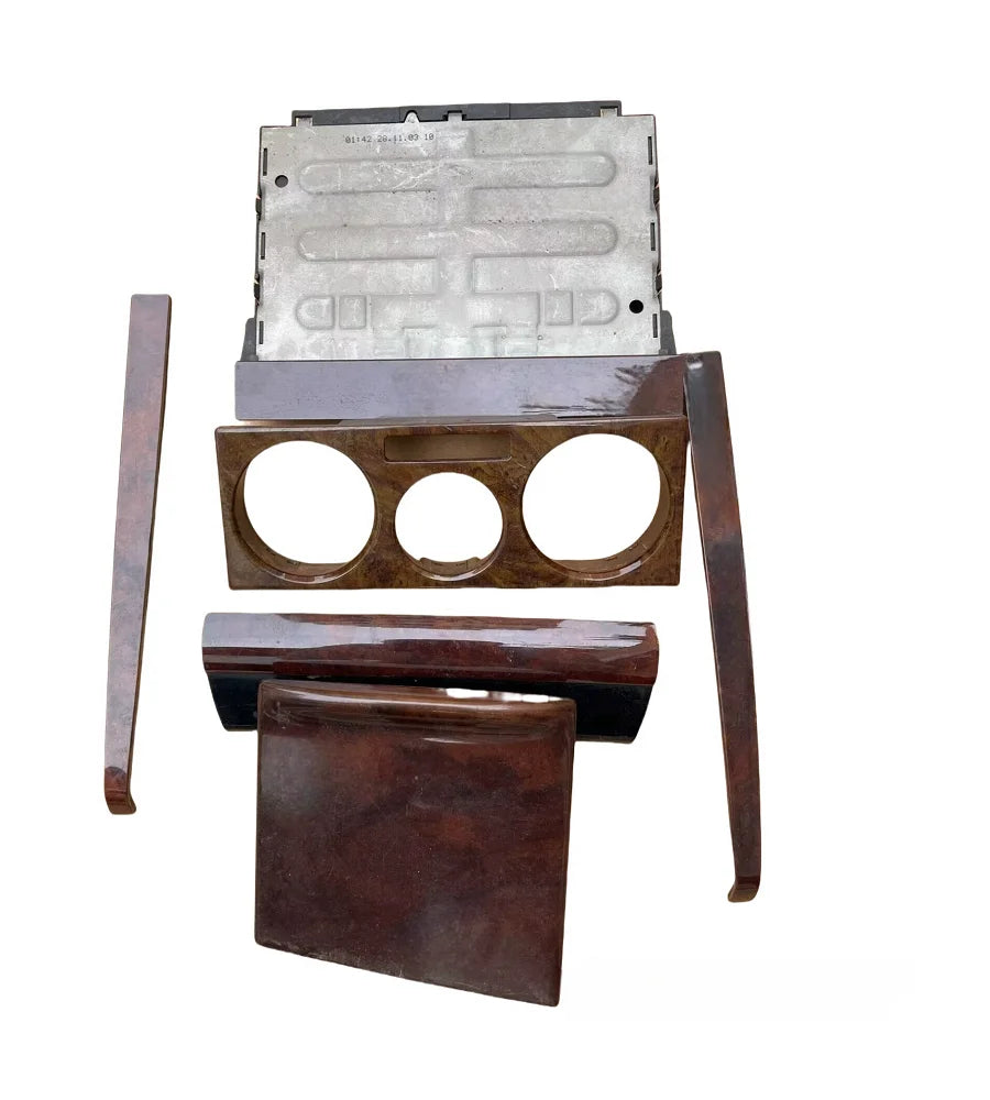 console voiture classique marbre marron foncé plaque centrale cercles cadre rectangulaire motif supérieure supports