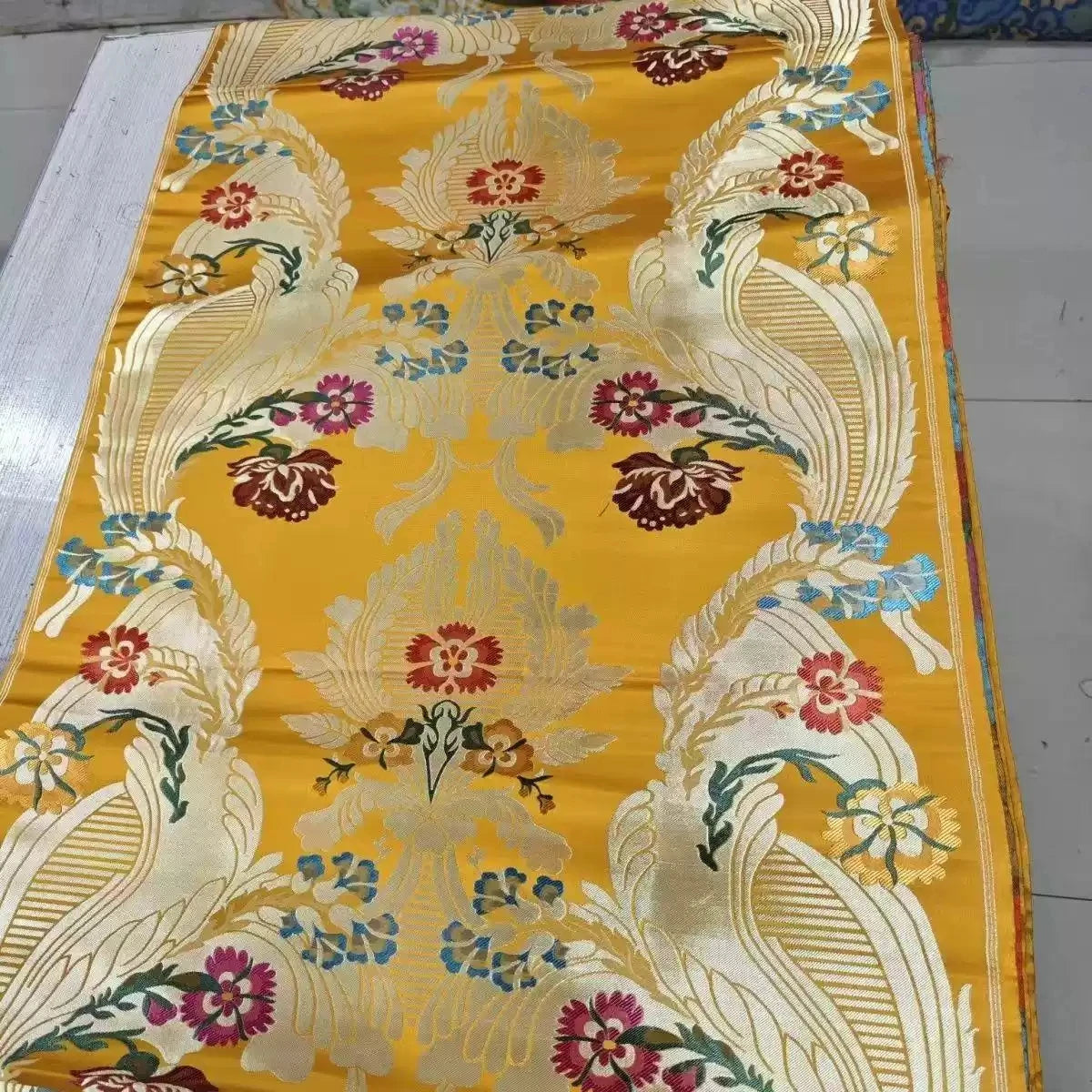 tissu jacquard oiseaux fleurs jaune vert rouge bleu classique brodé occasion mariage anniversaire festive