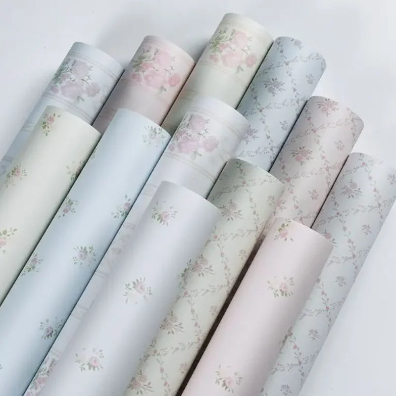papier peint adhésif fleurs roses feuilles vertes décoration murale salon chambre romantique