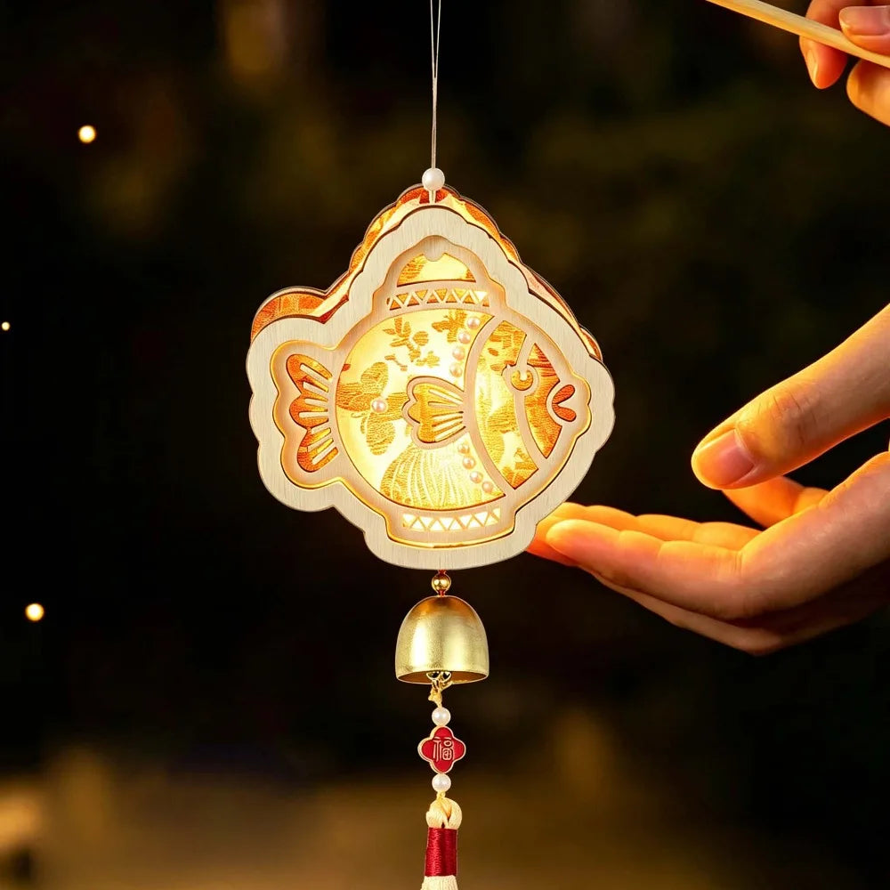 lampe suspendue artisanale or blanc rouge ornements floraux motifs géométriques cloche pompon anniversaire noël