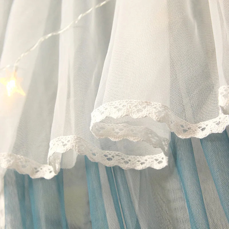 Rideau blanc et bleu orné de dentelle, créant une atmosphère douce et délicate.