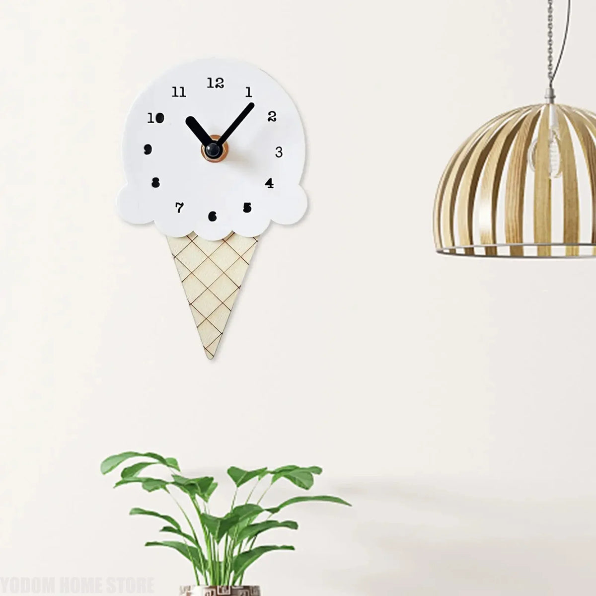 horloge murale forme glace rose blanc marron chiffres noirs deco enfantine originale