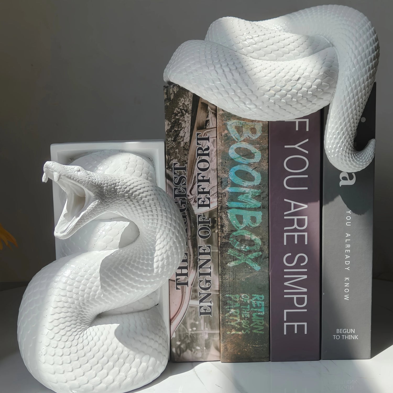 Serre-livres serpent artisanal, détail de la tête