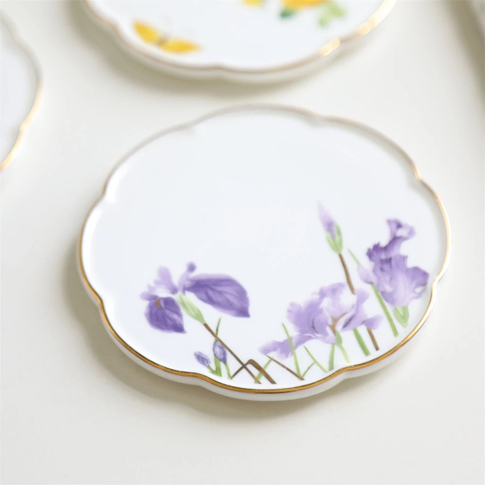 Une assiette en porcelaine décorée de fleurs violettes sur un fond blanc.