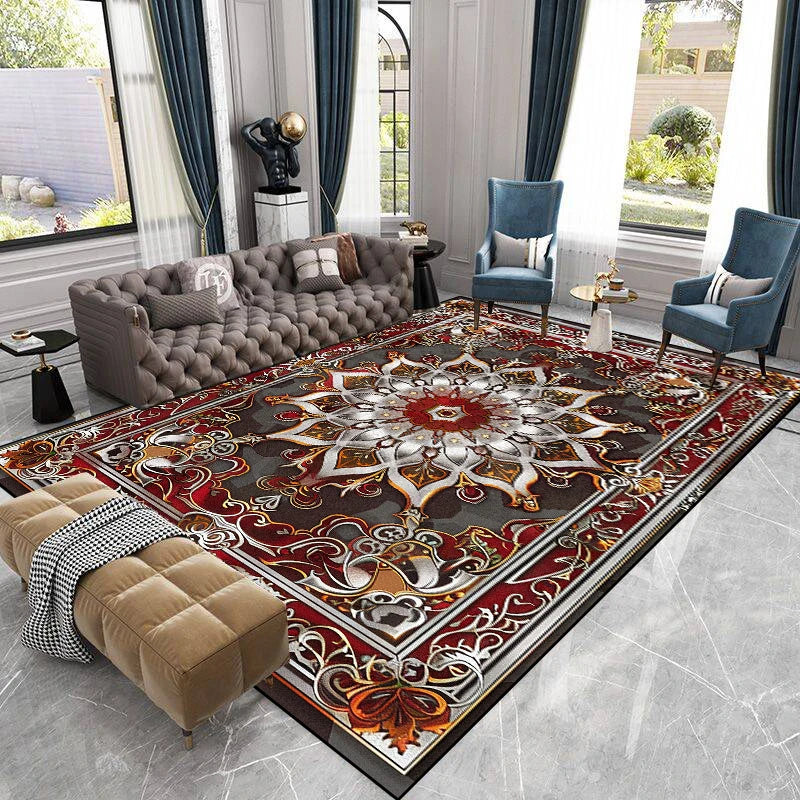 Intérieur somptueux d'un salon avec un grand tapis ornementé aux motifs floraux et géométriques, des fauteuils rembourrés et des rideaux.