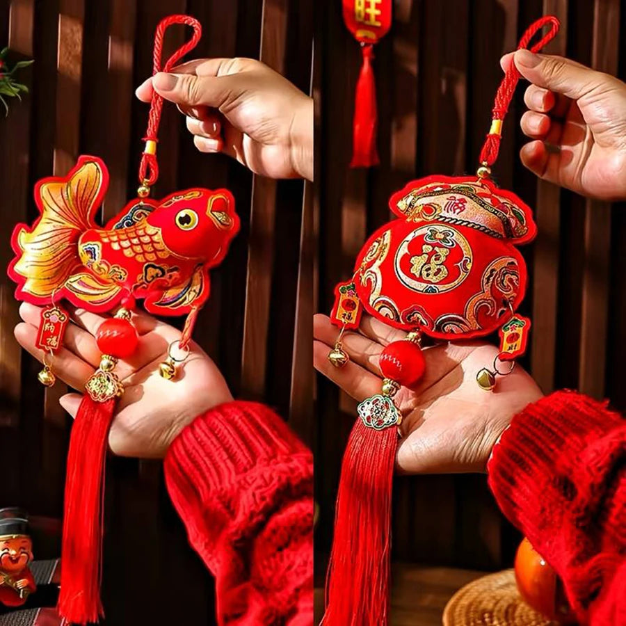 décorations suspendues rouges broderies chinoises ornements floraux symboles chance clochette dorée cordon rouge opacité