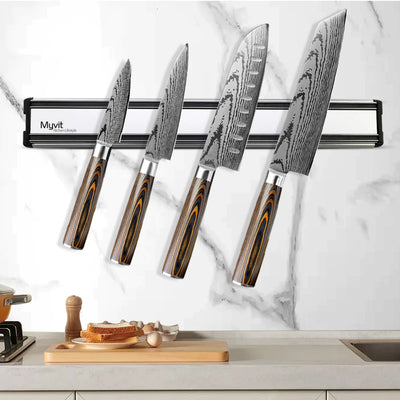 Porte-couteau magnétique mural bleu dans une cuisine moderne