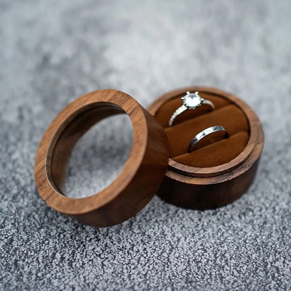 boîte bijoux bois marron moderne boîte rangement coussin blanc anneaux solitaires compartments organisation bijoux