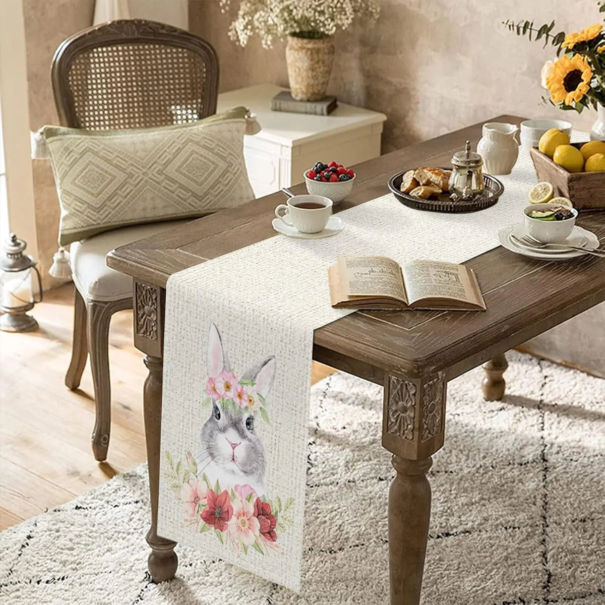 Une scène chaleureuse et confortable avec une table en bois, des fleurs, des livres et un plateau de collations, créant une ambiance sereine et accueillante.