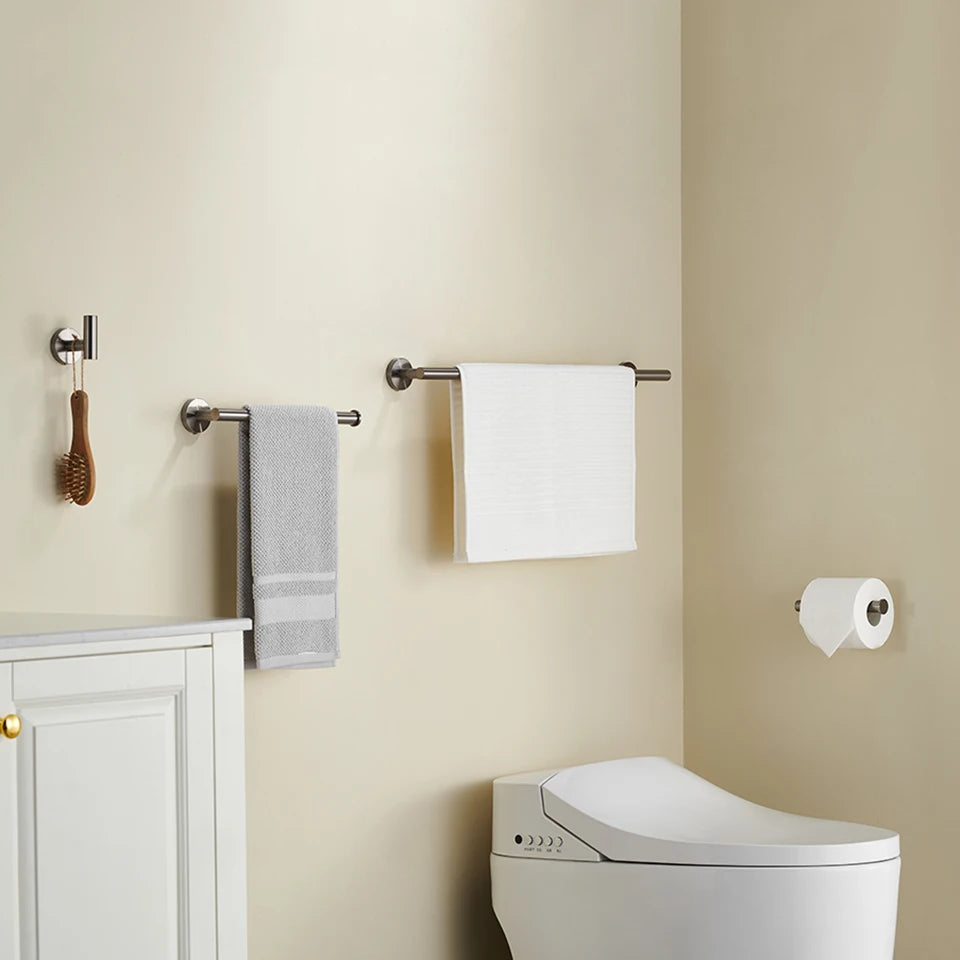 accessoires salle bain gris porte serviettes moderne porte rouleau papier toilette texture métallique lisse
