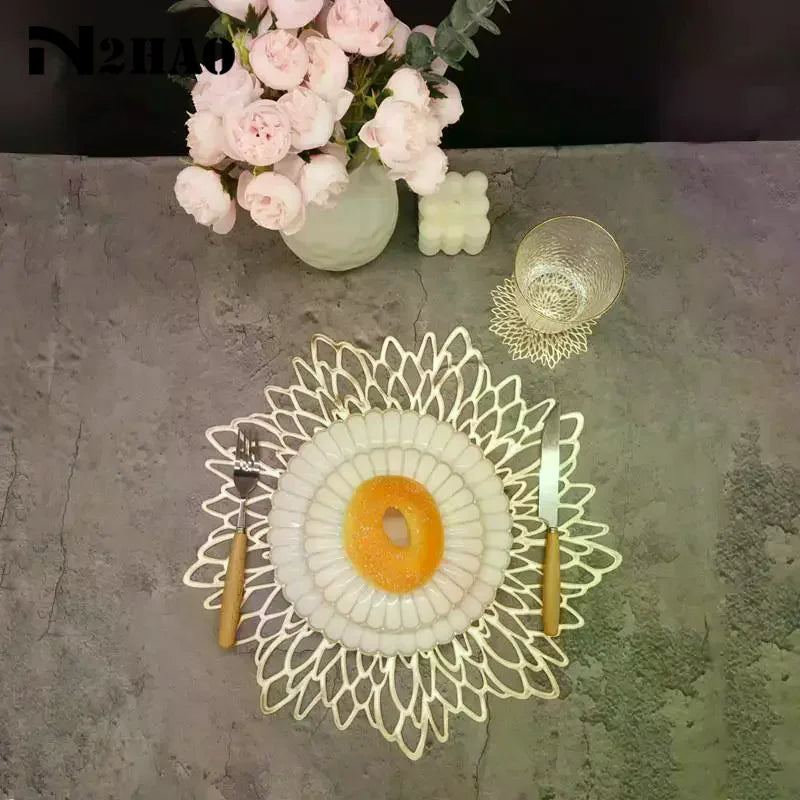 set table moderne floral assiettes couverts verres transparents motifs radiaux orange minimaliste