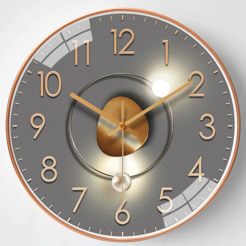 horloge murale moderne quartz aiguille dorée fond marron gris salon verre cristal