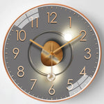 horloge murale moderne quartz aiguille dorée fond marron gris salon verre cristal