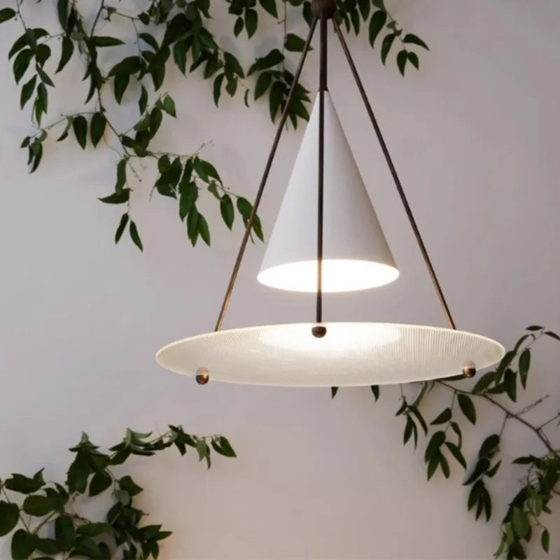 suspension lumineuse moderne conique noir blanc doré diffuseur grille opacité minimaliste chaînes métalliques