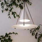 suspension lumineuse moderne conique noir blanc doré diffuseur grille opacité minimaliste chaînes métalliques