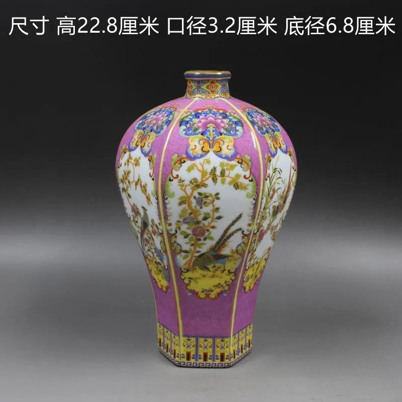 Cette vase en porcelaine peint à la main présente des motifs floraux et fauniques colorés sur un fond violet foncé, créant une scène artistique élégante et ornée.