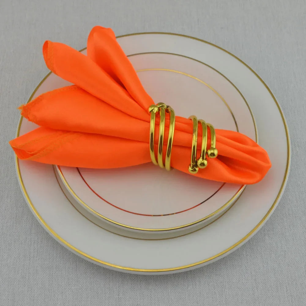 serviette table satin anneau doré mariage décoration table repas classique