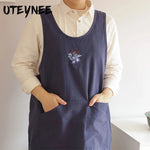 Détail de la broderie sur le tablier de cuisine femme