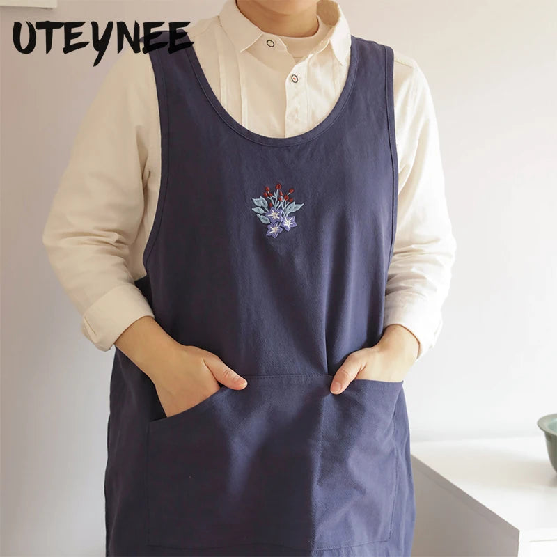 Détail de la broderie sur le tablier de cuisine femme