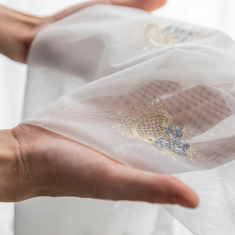 rideau fenêtre blanc doré broderie fine élégant transparent salon chambre moderne classique
