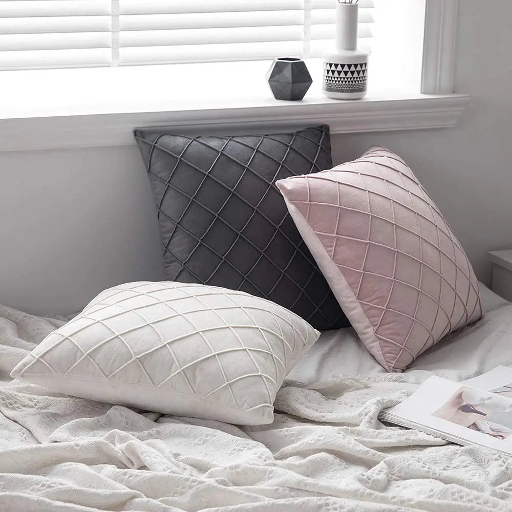 coussins carrés velours géométrique rose pâle gris bleu marine jaune bleu blanc contemporains