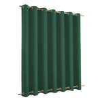Rideau occultant vert foncé avec œillets dorés, idéal pour chambre ou salon, blocage optimal de la lumière et ajout d'une touche élégante à la décoration intérieure.