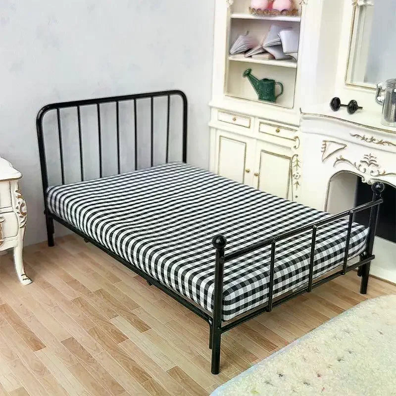 lit poupée résine vintage blanc noir rose tapis étagères armoire meuble multifonctionnel