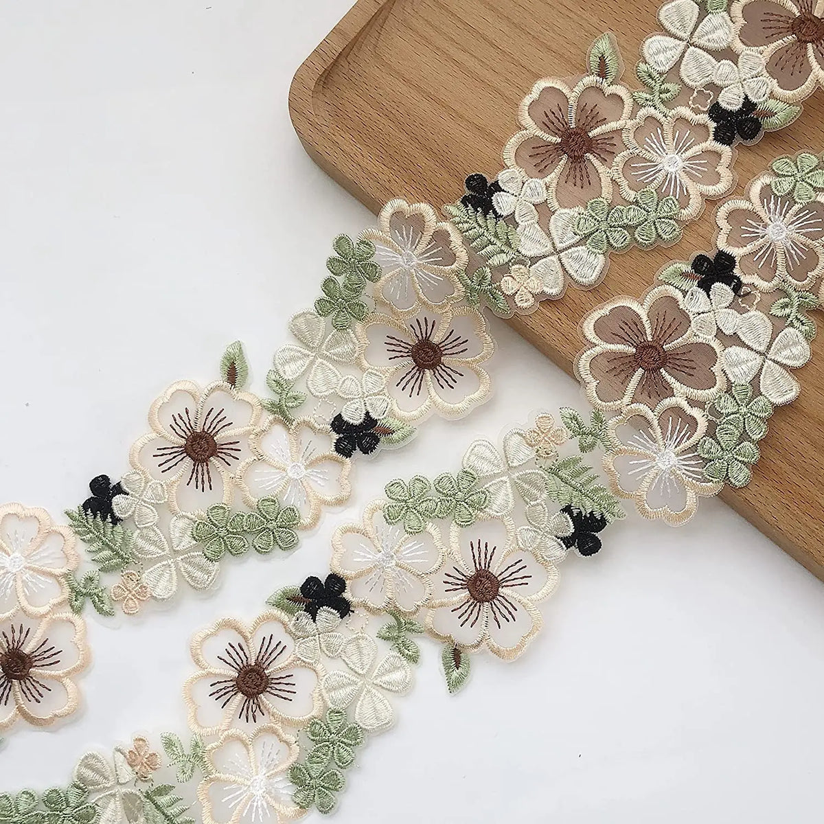 ruban dentelle fleurs roses feuilles vertes motifs floraux classique beige rose clair vert opacité