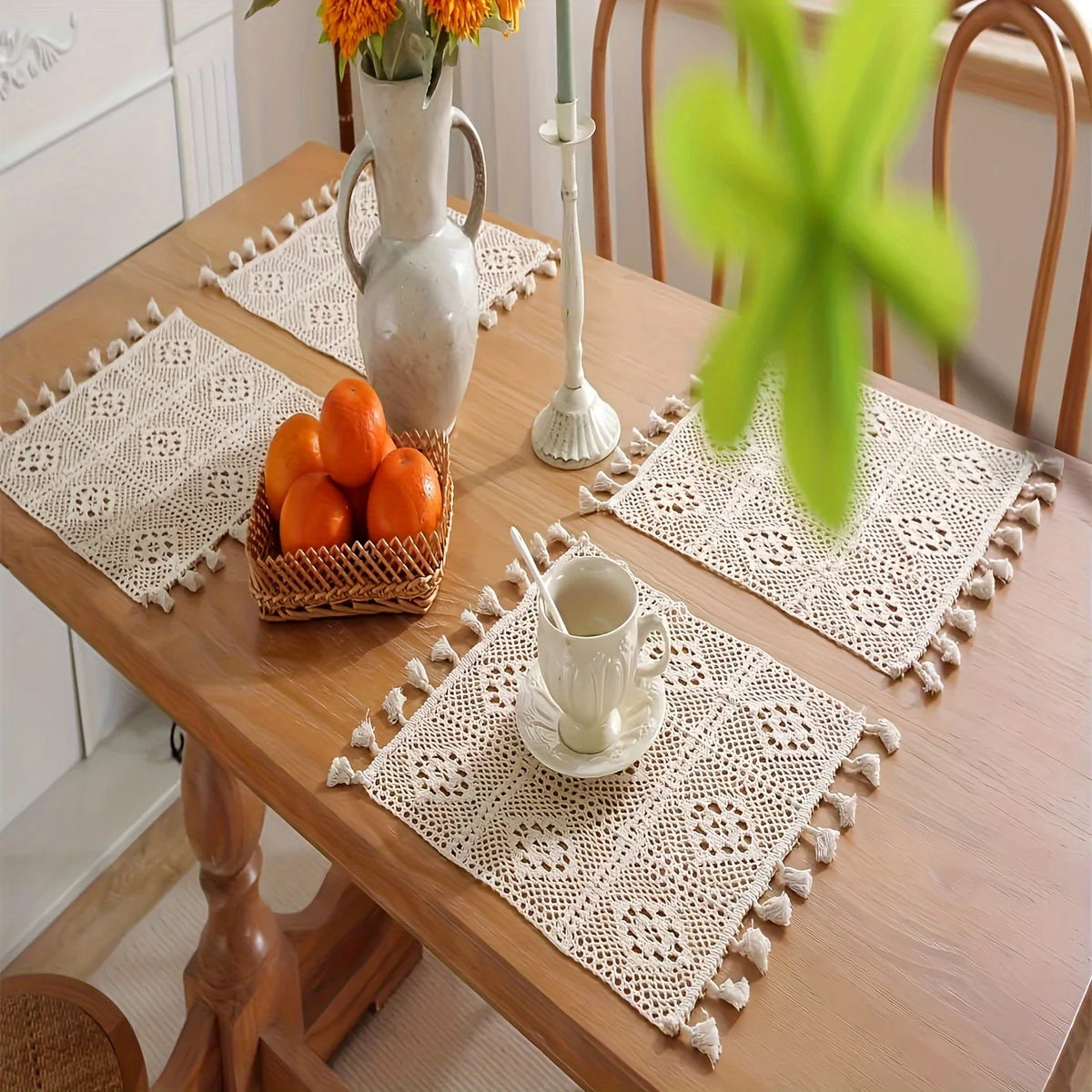 Napperon placé sur une commode avec des accessoires décoratifs