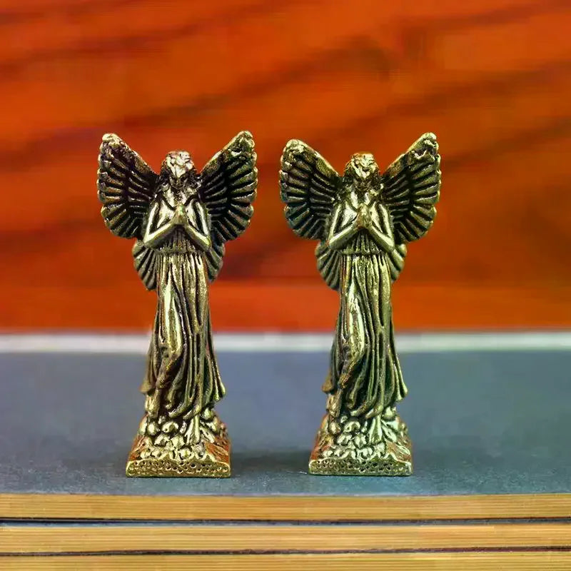 statues d'anges dorées sculptées détaillées ailes religieuses decoratives intérieur