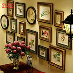 Composition murale de cadres photo multi-couleurs dans un salon