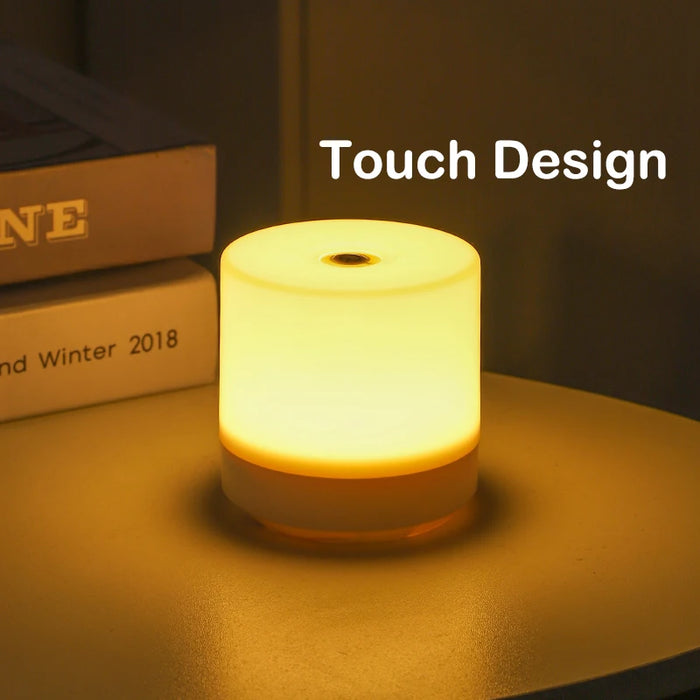 Lampe de chevet LED tactile rechargeable blanche sur table de nuit