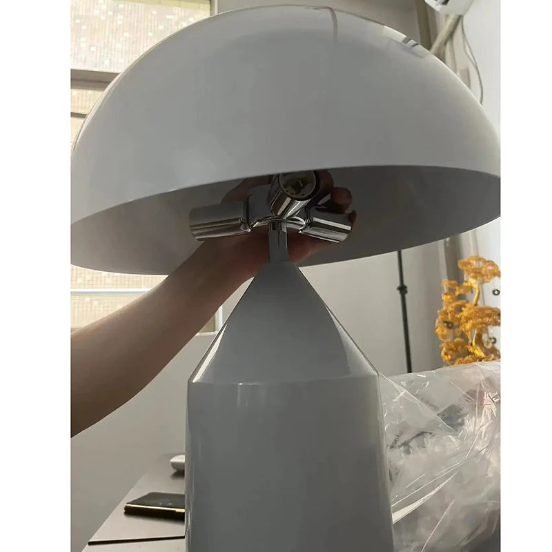 lampe table moderne métal doré forme champignon luxe éclairage intérieur maison