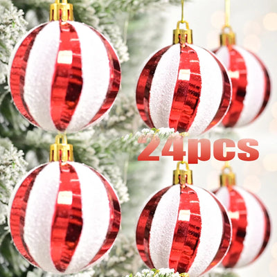 Boules de Noël en spirale galvanisée rouge et blanc suspendues sur un sapin