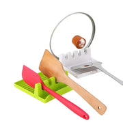 rangements cuisine moderne accroche mur spatules cuillères couverts organisation ustensiles blanc rouge vif