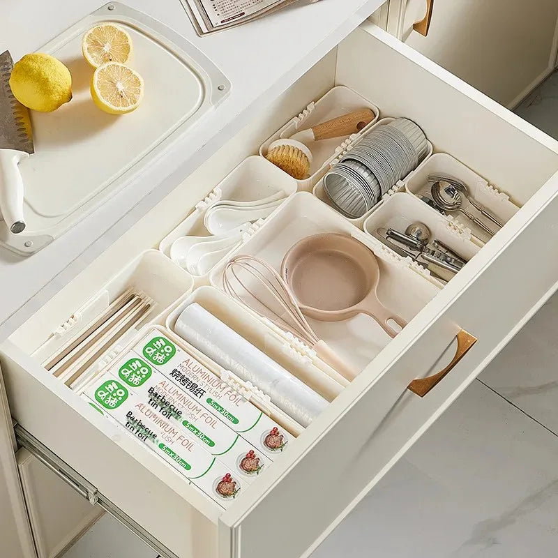 organiseur tiroir blanc adhésif couteaux cuillères fourchettes pinceau maquillage bouteilles cosmétiques sachets masques