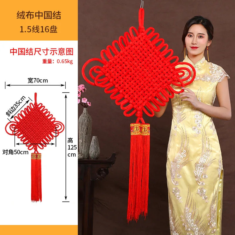 guirlande traditionnelle chinoise tissée artisanale rouge motifs géométriques pompon ruban doré festive printemps