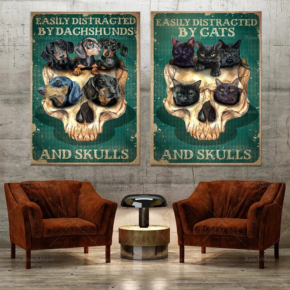 Deux affiches vintage représentant des chiens teckel et des chats noirs dans des crânes, avec le texte "Facilement distrait par les teckel et les chats et les crânes".