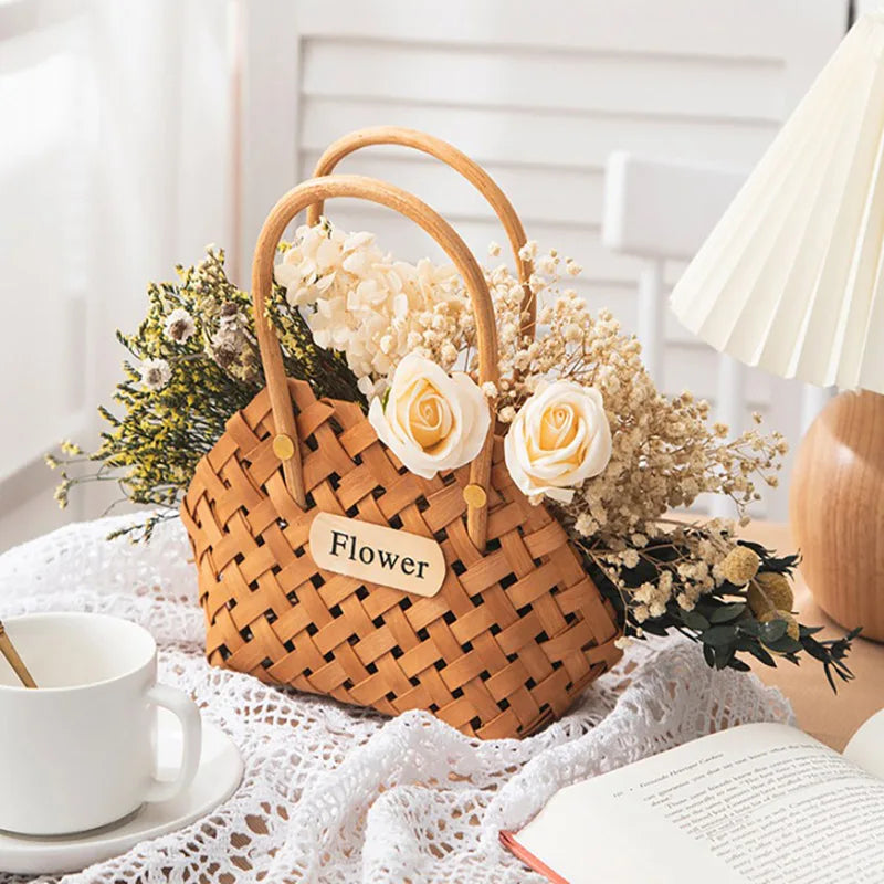 Panier en rotin dans un salon avec décoration bohème