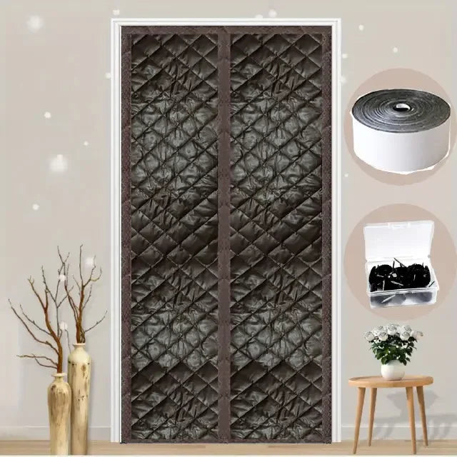 Vue intérieure d’un rideau de porte matelassé marron foncé avec finition capitonnée, encadré dans un mur beige, mis en valeur par un éclairage suspendu, une plante en pot et une décoration murale graphique aux tons naturels.
