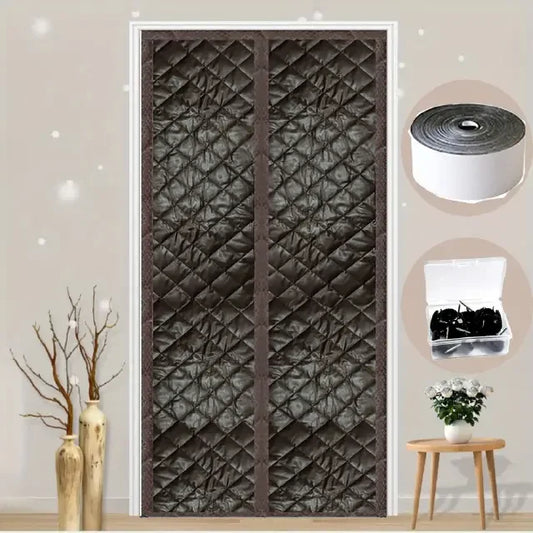 Vue intérieure d’un rideau de porte matelassé marron foncé avec finition capitonnée, encadré dans un mur beige, mis en valeur par un éclairage suspendu, une plante en pot et une décoration murale graphique aux tons naturels.